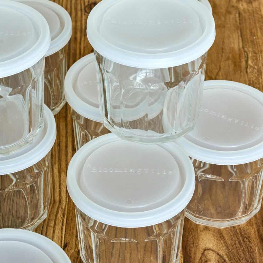 Närbild på Tessa glasburkar med lock och räfflat glas