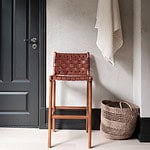 Barstol PORTO från Wikholm form placerad mot en vägg, med detaljbild på flätad kolädersits.