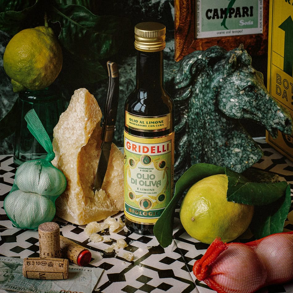 Italiensk ekologisk olivolja med citron – Gridelli Olio al Limone i miljö med citroner och parmesan