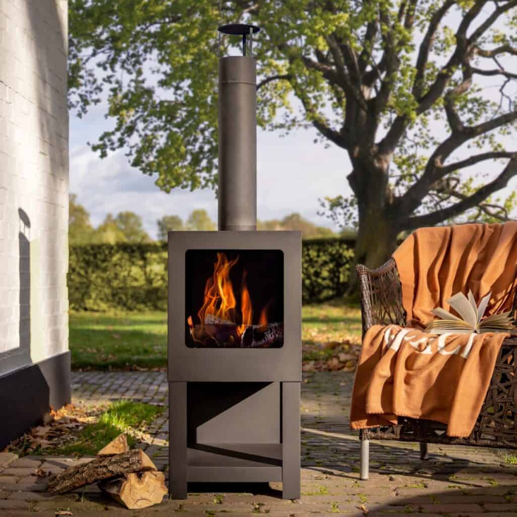 FF410-2-terrassvarmare-svart-vedforvaring-esschert-design-tradgard