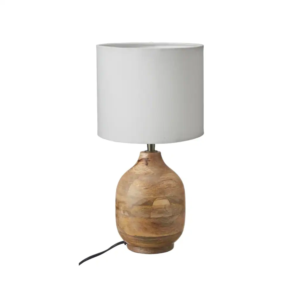 Bordslampa Aura från Wikholm Form med träfot och vit bomullsskärm, ger ett mjukt och behagligt ljus.