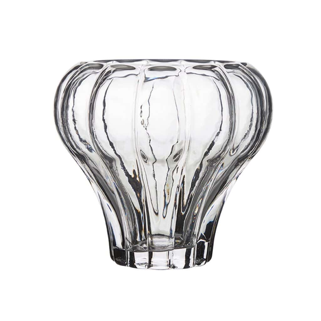Närbild på en klar glasvas från Wikholm Form, modell DIVA, med elegant, rundad form och vertikala räfflor.
