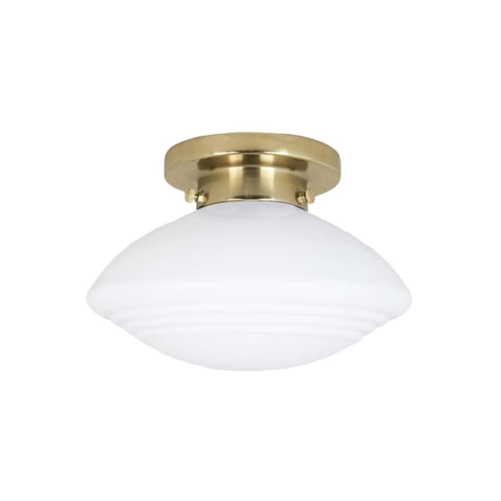 Taklampa HULDA från Strömshaga med mässingsfäste och opalglas. Perfekt för badrum eller andra rum där en stilren och tidlös design önskas.