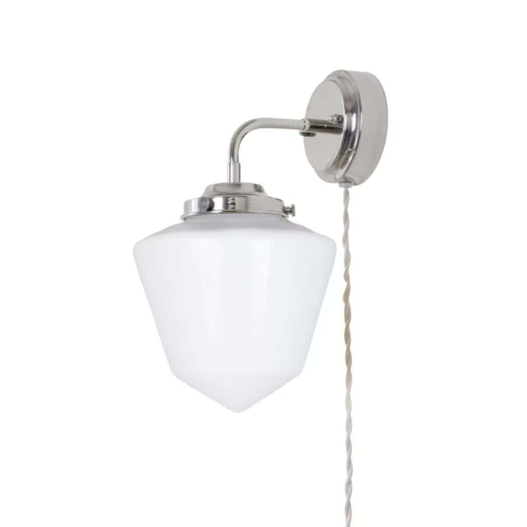 Vägglampan SIGNE från Strömshaga i förnicklad metall med vit opalglas och en 2 meter tvinnad beige textilsladd med strömbrytare.