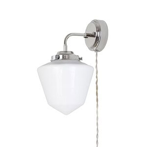 Vägglampan SIGNE från Strömshaga i förnicklad metall med vit opalglas och en 2 meter tvinnad beige textilsladd med strömbrytare.