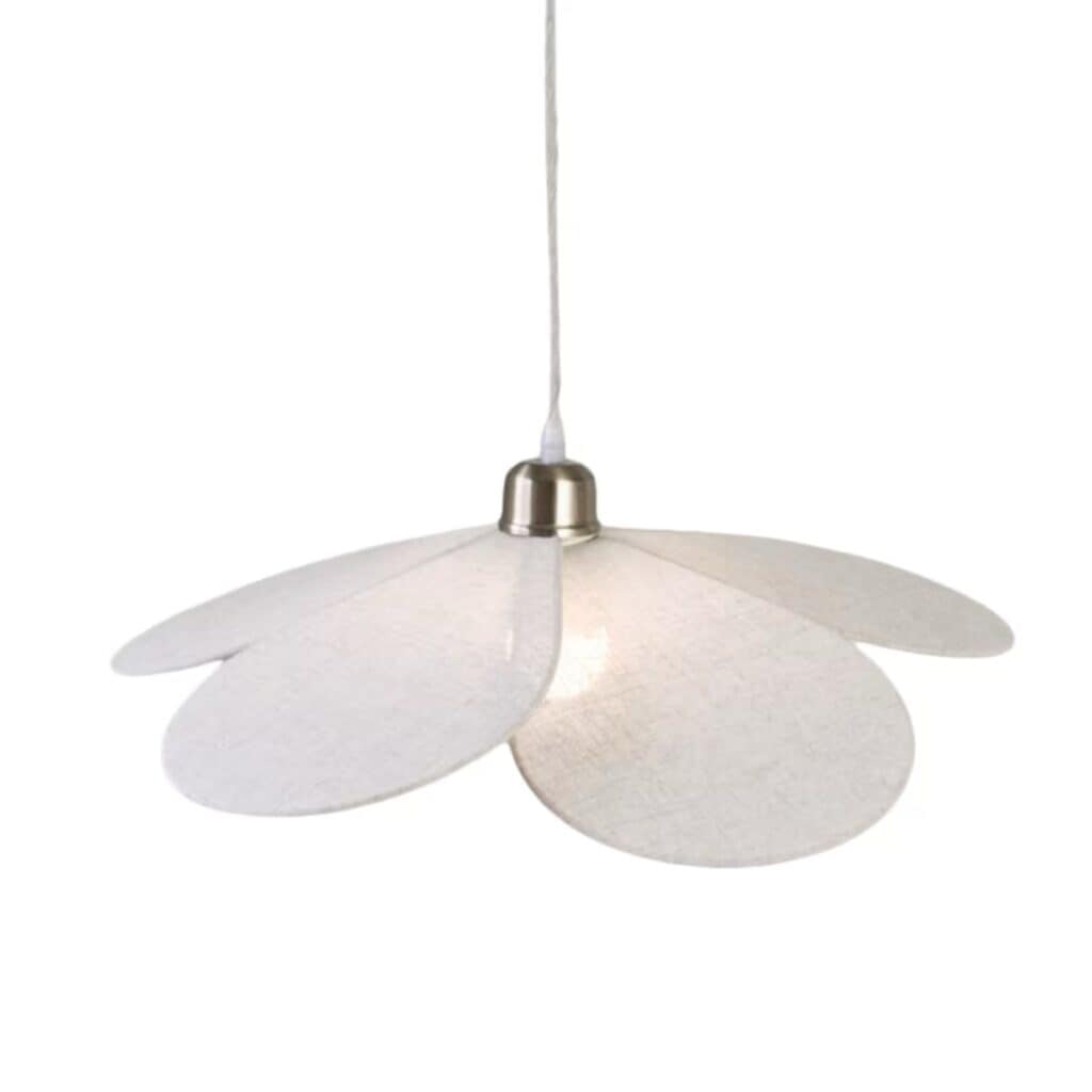 Taklampa DAISY från Strömshaga i beige, formad som en blomma med linneklädda kronblad och en textilsladd i beige.