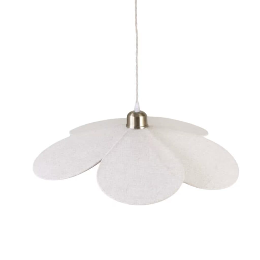 Närbild på taklampa DAISY från Strömshaga, formad som en blomma med beige linneklädda kronblad och en textilsladd i beige.