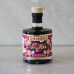 Flaska med Gridelli Balsamico Amarena på ett marmorbord.