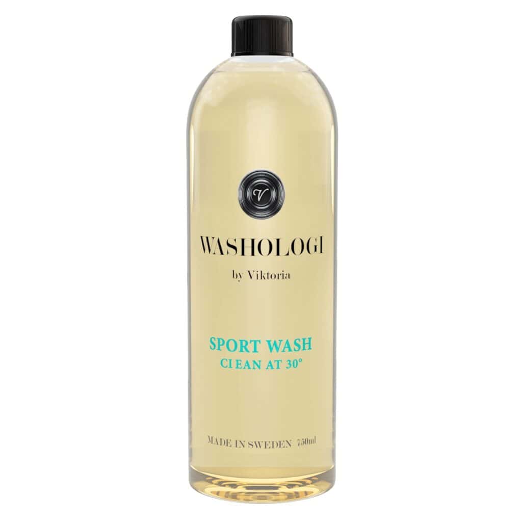 En flaska WASHOLOGIs Sport Wash, ett enzymfritt tvättmedel med doft av jasmin, idealiskt för att tvätta träningskläder.