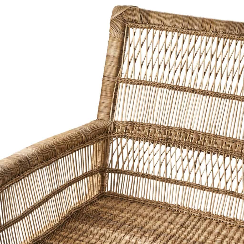 Närbild av ryggstöd och armstöd på TRIBE-stolen, som visar den intrikata handvävda rottingen och bambu-detaljeringen.