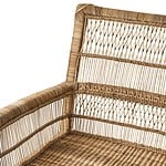 Närbild av ryggstöd och armstöd på TRIBE-stolen, som visar den intrikata handvävda rottingen och bambu-detaljeringen.