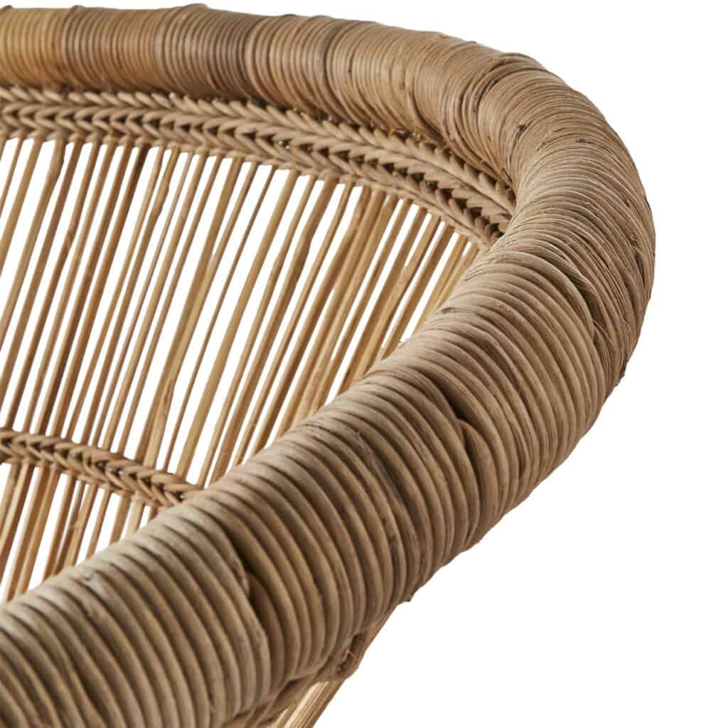Detaljbild av den elegant böjda överdelen på Tribe rottingsoffa från Affari of Sweden, med noggrant handflätat rottingmönster.