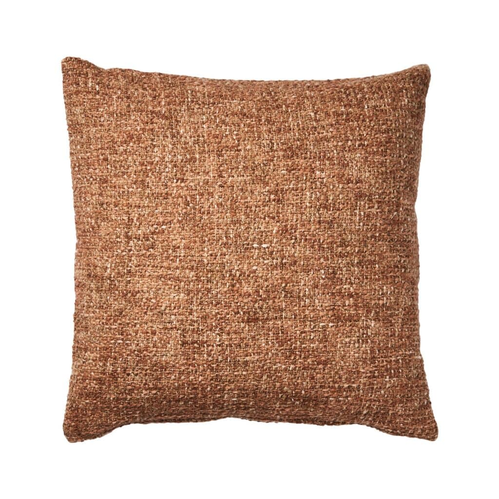 Fyrkantigt kuddfodral i korall och beige, med en grov vävstruktur. Kuddfodralet är 50x50 cm och ger en varm, rustik känsla.