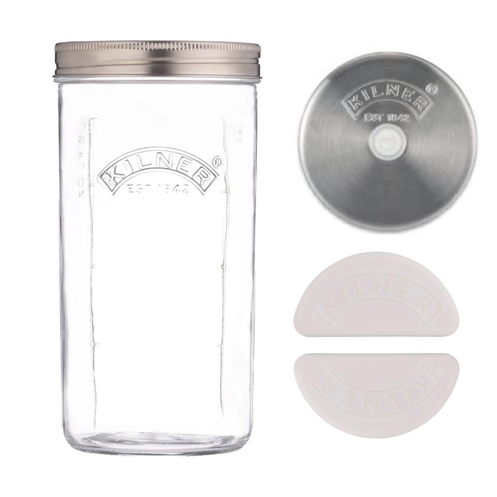 Kilner-glasburk med rostfritt lock, keramiska vikter och luftventil för fermentering.