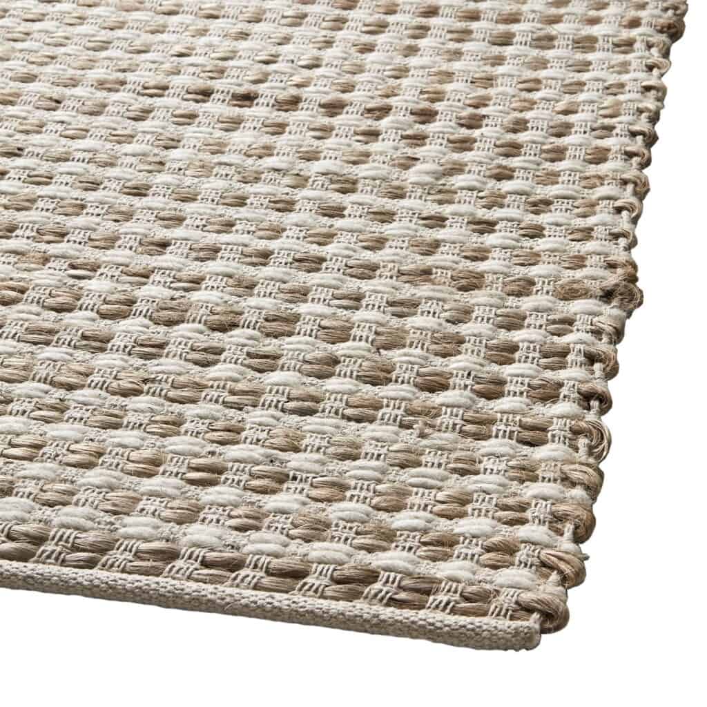Närbild på Vendela-mattans struktur, med dess vackra vävda mönster i naturliga material.