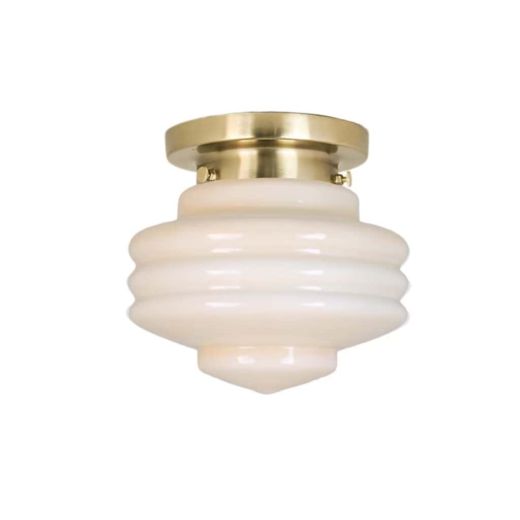 Taklampa Valter med mässingsfärgad bas och beige frostad glaskupa i en tidlös, klassisk design.