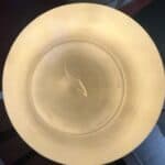 Närbild på det munblåsta glaset i badrumslampan Valter från Strömshaga, som visar naturliga variationer och skiftningar i glaset. Dessa detaljer uppstår vid hantverksmässig glasblåsning och bidrar till lampans unika karaktär.