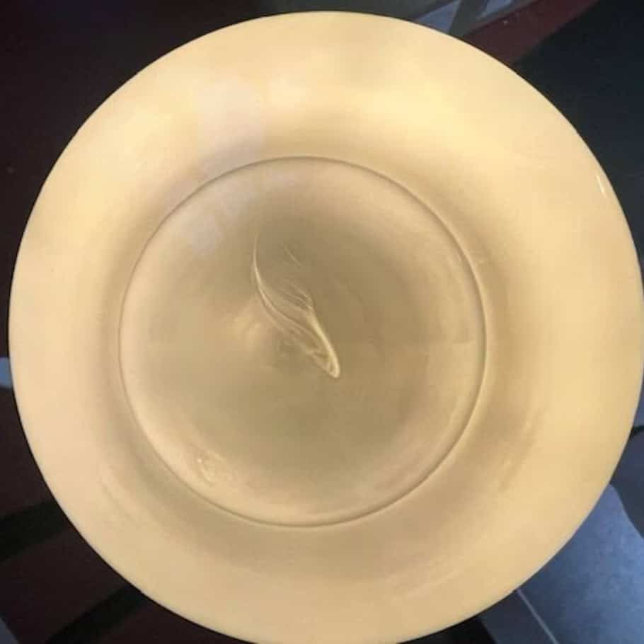 Närbild på det munblåsta glaset i badrumslampan Valter från Strömshaga, som visar naturliga variationer och skiftningar i glaset. Dessa detaljer uppstår vid hantverksmässig glasblåsning och bidrar till lampans unika karaktär.