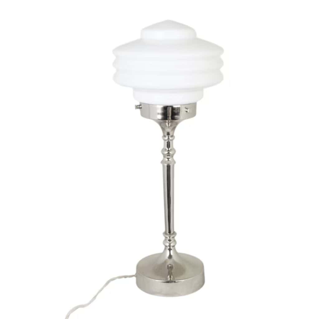 Bordslampa Valter från Strömshaga i förnicklad metall med vit opalglas-kupa, stående på en blank metallfot.