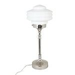 Bordslampa Valter från Strömshaga i förnicklad metall med vit opalglas-kupa, stående på en blank metallfot.