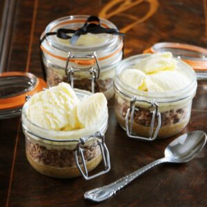 Kilner glasburkar med tätslutande lock används för att servera desserter, fyllda med smuldeg, vaniljkräm och glass.