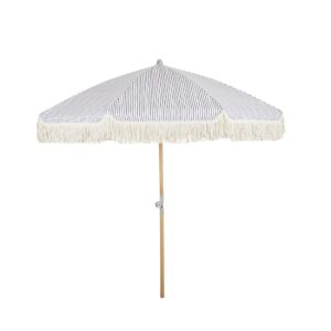 Grårandigt parasoll Gatsby från Brafab med dekorativa fransar, trästång i lackerad bok och lutningsfunktion. Perfekt för trädgård eller strand.