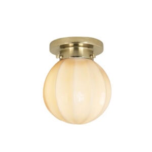Taklampa i mässing med rund kupa i beige glas – Marit från Hemlängtan.
