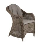 Karmstol i naturfärgad konstrotting med beige sittdyna och tillhörande ryggdyna, designad för komfort och stil på uteplats eller veranda.