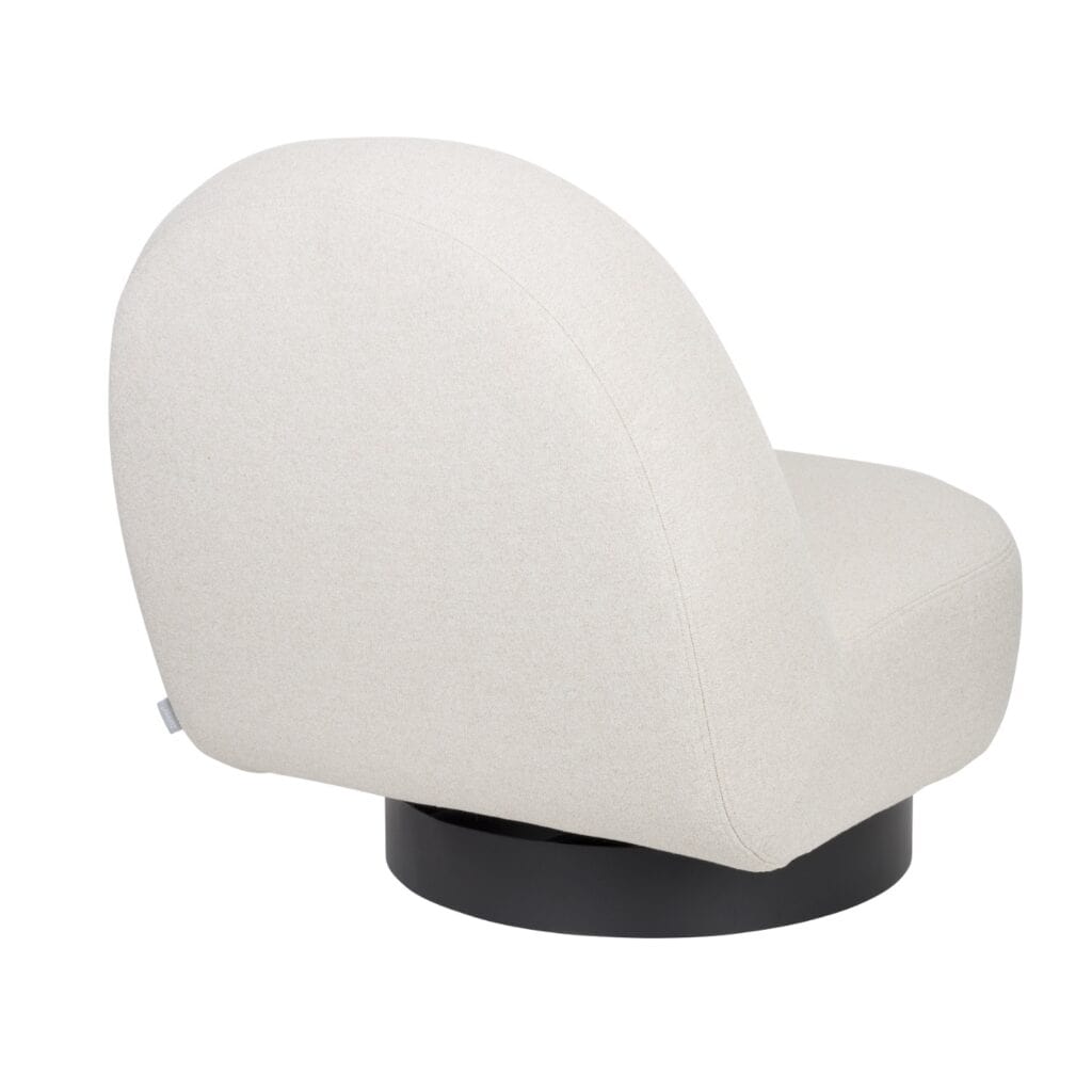 Zuiver Lounge Chair Eden Latte – en modern loungefåtölj i beige tyg, fotograferad bakifrån, med rundad rygg och svart snurrbas.