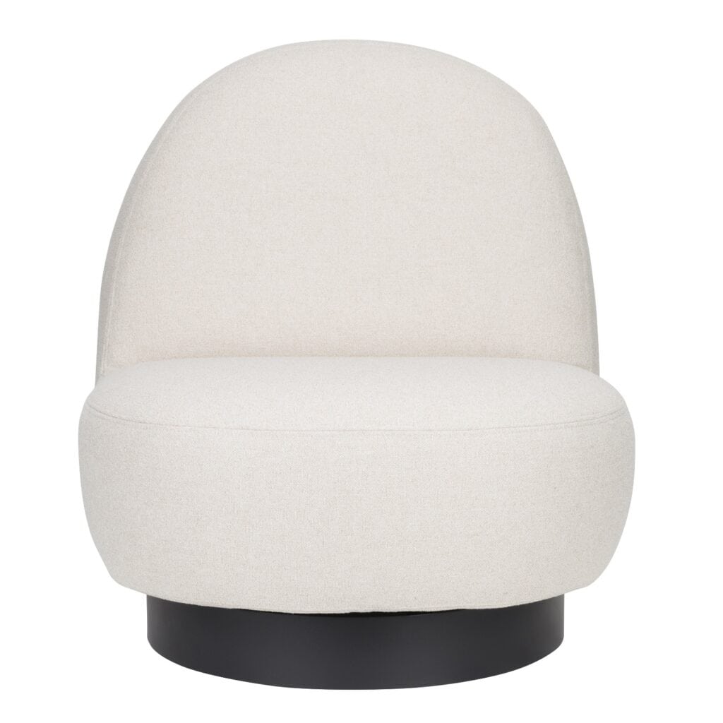 Zuiver Lounge Chair Eden Latte – en stilren loungefåtölj i beige tyg med en bred sits och svart snurrbas, fotograferad framifrån.