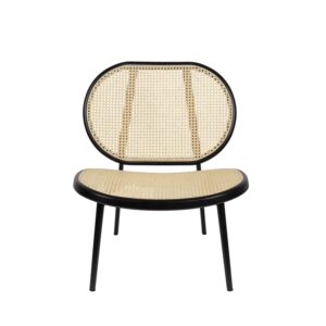 Loungefåtölj Spike från Zuiver – en elegant loungestol med sits och rygg i flätad rotting samt svartlackerad stålram, perfekt för en modern och luftig inredning.