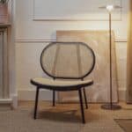 Loungefåtölj Spike från Zuiver i en stilren inredning – en elegant fåtölj med sits och rygg i flätad rotting, svart metallram och tidlös design, perfekt för en modern och varm atmosfär.