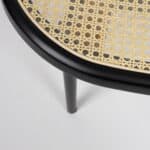 Närbild av loungefåtölj Spike från Zuiver – detaljbild av den flätade rottingen och den svarta ramen som ger fåtöljen dess eleganta och luftiga design.