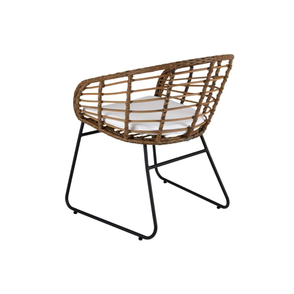 Baksida av Covelo matstol från Brafab i naturfärgad konstrotting med svart metallram. En elegant och luftig trädgårdsstol med vit sittdyna, perfekt för uteplats och matgrupp.