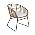Matstol Covelo i natur och svart från Brafab. Trädgårdsstol med konstrotting och svart metallram, inklusive vit sittdyna, perfekt för uteplats och matgrupp.