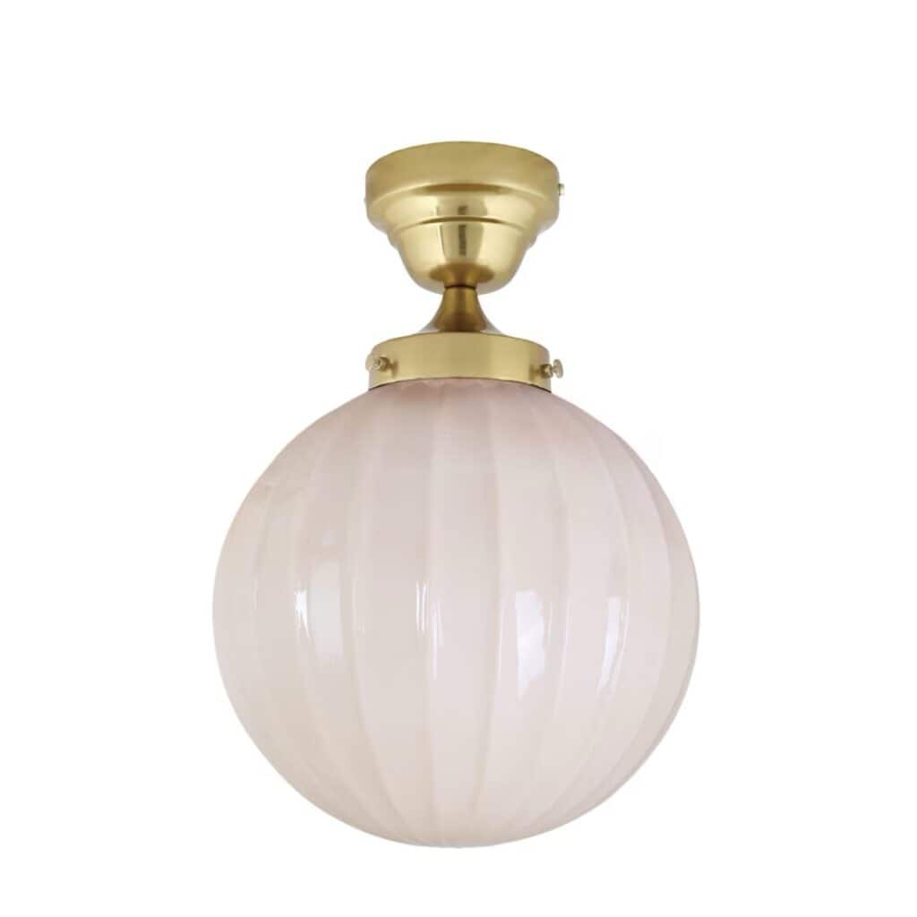 Taklampa Marit i mässing med beige opalglas och elegant, klassisk design. Perfekt för att skapa ett mjukt och behagligt ljus i rummet.