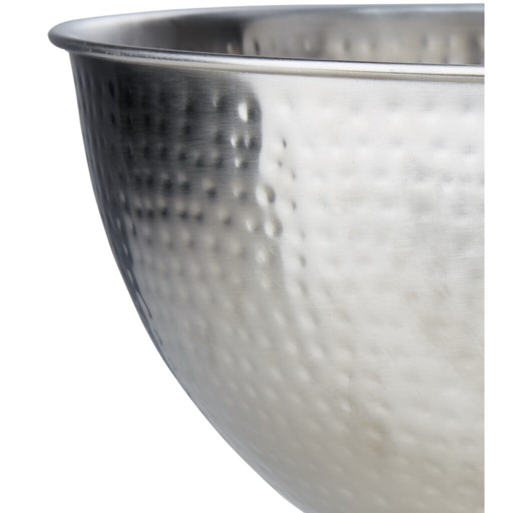 Närbild på den hamrade aluminiumytan på CARTER champagnekylare från Affari of Sweden. Tidlös design för eleganta tillställningar.