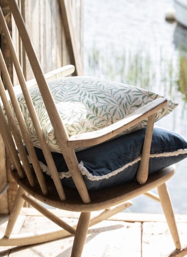 Gungstol med kuddar i sommarstuga – inspiration för sommarstugeinredning med tidlös charm.