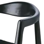 Detaljbild av det rundade ryggstödet på svart karmstol