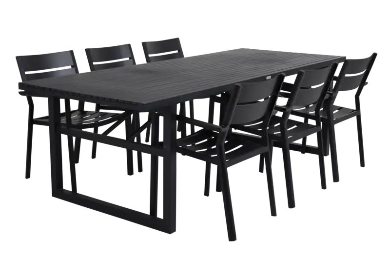 Svarta karmstolar DELIA från Brafab placerade runt ett matchande matbord.