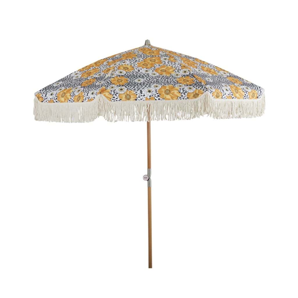Parasoll Gatsby blommig 185 cm från Brafab med lutningsfunktion, fransdetaljer och retroinspirerat tyg i gult, vitt och blått.