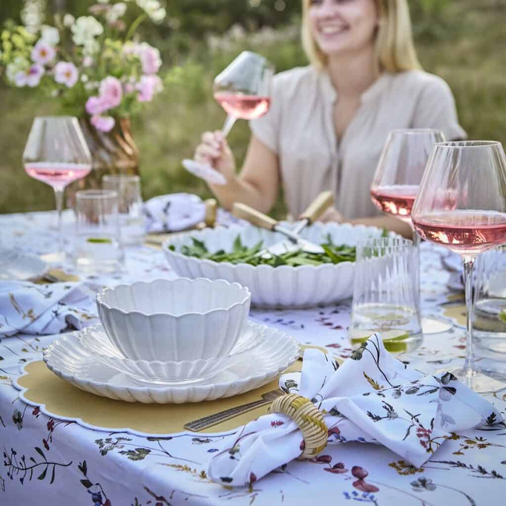 Dukat bord med serveringsfat i elfenben från Affari of Sweden i sommarmiljö