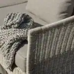 Detaljbild på armstödet av konstrotting på ASTER-soffan med filt