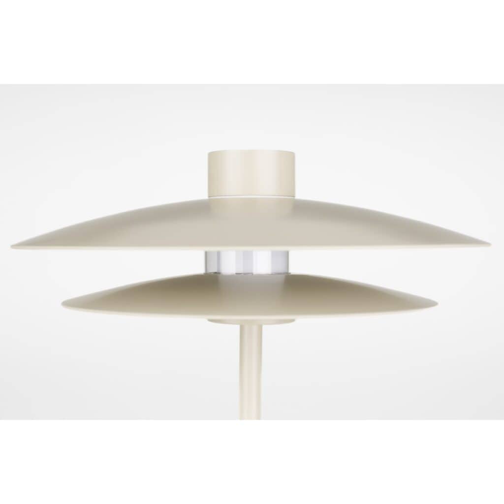 Närbild av bordslampa WUBBO beige från Hemlängtan, med skiktade metallskärmar i tidlös design.