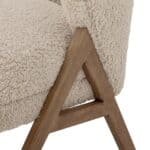 Närbild på Camino fåtölj från Bloomingville i beige teddyklädsel med ben i mörk rubberwood.
