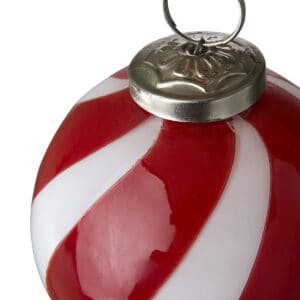 Närbild på handgjord julgranskula i glas, röd och vit rand, CIRCUS från Hemlängtan.