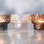 DOTTI ljuslyktor i klart, amber och grått glas i rad på blank yta med reflektioner.