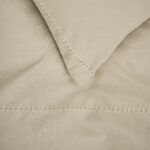 Detalj av påslakanset MARABEL i beige med broderad kant