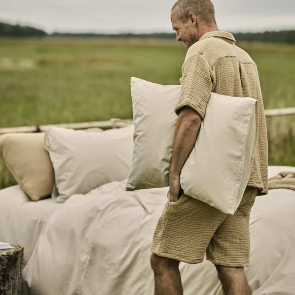 Påslakanset MARABEL i beige från Gustav Ovland bäddat utomhus i naturlig miljö