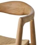 Detalj av Portland karmstol i teak med mjukt formad rygg och flätad sits